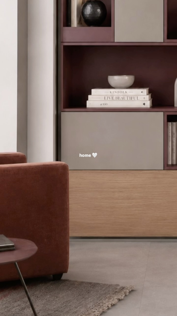 home🤍Una libreria che diventa parte dell’architettura, alternando pieni e vuoti, vani a giorno e contenitori per creare un equilibrio raffinato tra estetica e funzionalità.Salva questo reel come ispirazione per il tuo living. ✨#interiordesign #trentino #arredamentointerni #trento #madeinitaly
